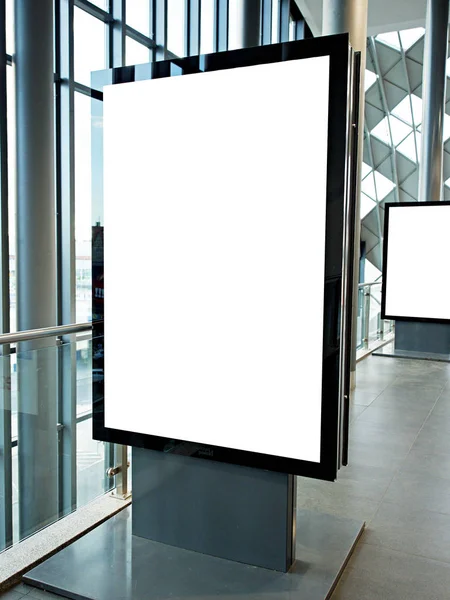 Mídia digital em branco tela preta e branca painel moderno, quadro indicador para design de publicidade em um centro comercial, galeria. Mockup, mock-up, mock up com fundo borrado, quiosque digital . — Fotografia de Stock