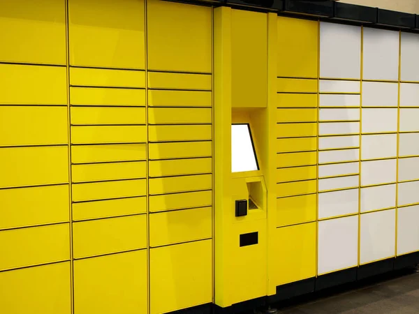 Armadietto elettronico, terminale pacchi automatizzato giallo (armadietto dei pacchi, terminale postale, E-Locker) sulla strada con schermo vuoto per mockup, consegna a domicilio . — Foto Stock