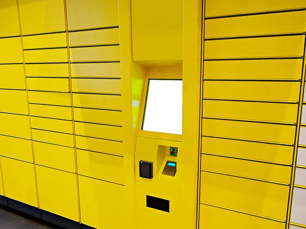 Elektroniczna Szafka, żółty automatyczny Terminal paczek (Szafka na paczki, Terminal pocztowy, E-Locker) na ulicy z pustym ekranem do makiety, dostawa do domu. — Zdjęcie stockowe