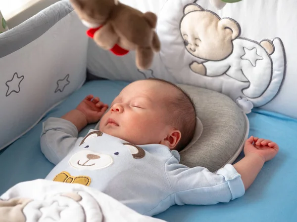 Yakın portre sevimli küçük karışık ırk Asya ve Kafkas bebek oğlu sırt uyku. Gündüz uyuyor. Aile, Düz Baş Sendromu için Yenidoğan Nefes Koruma için Bebek Yastığı ile sağlıklı