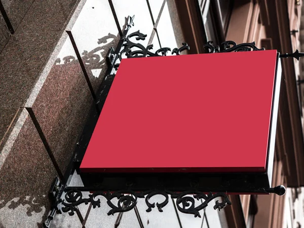 Квадратний, вивіска збоку порожній червоний макет в червоній рамці вивіски зі старим міським фоном настінного дисплея . — стокове фото