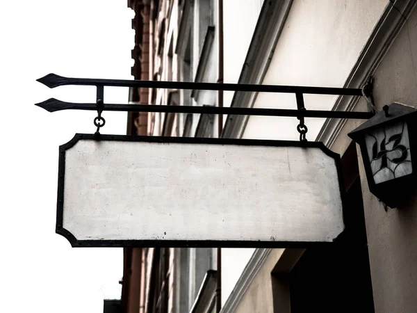 Letrero vista lateral de blanco vacío maqueta, señalización con la pared de la ciudad vieja pantalla de fondo exterior . — Foto de Stock