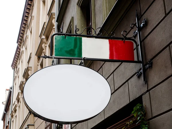 Panneau vue latérale de vide blanc maquette vers le haut de la signalisation avec la vieille ville mur d'arrière-plan affichage extérieur avec drapeau italien couleur pour le restaurant . — Photo