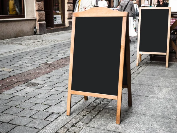 Boş büyük menü panosu stand ve açık kafe, Restoran, boş ahşap siyah tahta kaldırım restoran reklam sokak.