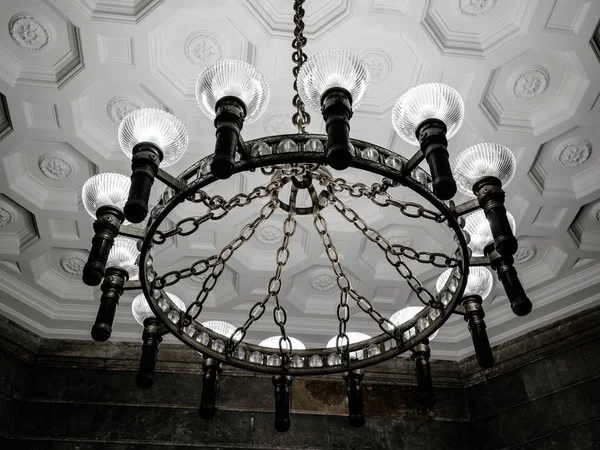 Primer plano, primer plano antigua lámpara de araña vintage con velas de luz en el techo de un palacio, sala de estar . — Foto de Stock