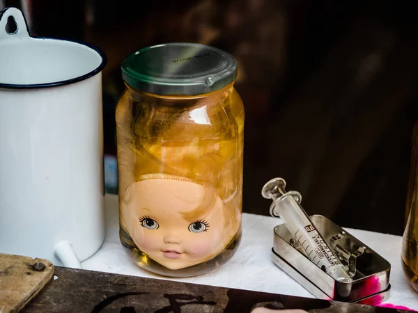 Hlava dívčí panenky v láhvi. — Stock fotografie