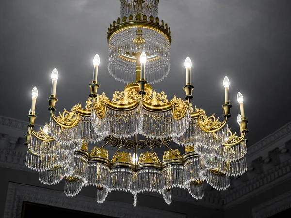 Velho lustre vintage com velas de luz em um teto do palácio, sala de estar . — Fotografia de Stock