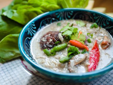 Hindistan cevizi sütü ile tuzlu yengeç güveç, sebze ile servis kıyılmış domuz eti, Tay gıda.