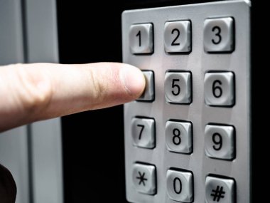 Parmak basma otomatik içme numarası makinesi, yakın adam el seçmek için pin düğmesine iterek, ödeme işlem kodu veya sayı modern otomatik otomat dijital makine.