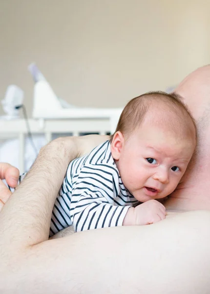 Jovem pai segurando chorando sonolento pequeno bebê recém-nascido bonito em seus braços com cuidado, Pouco de raça mista bebê asiático e caucasiano, Tailandês-polonês — Fotografia de Stock