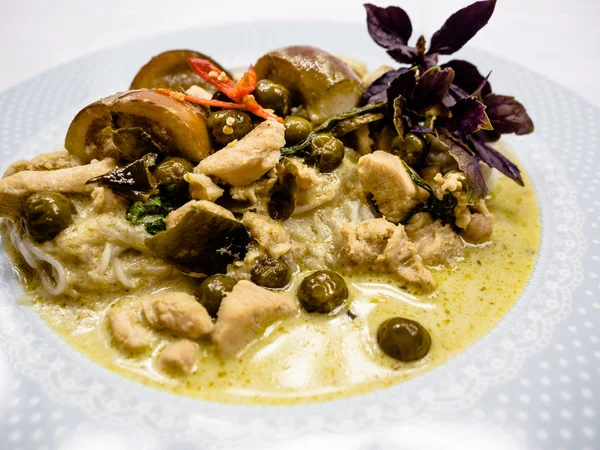 泰国菜绿色咖喱与鸡肉正宗-钢基夫万盖. — 图库照片