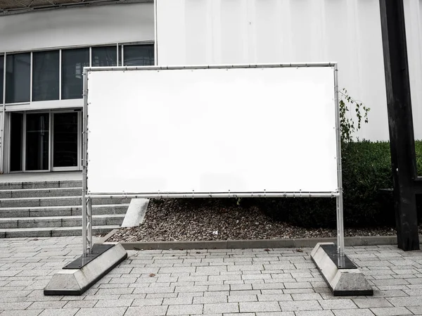 Cartellone vista laterale di vuoto bianco mock up signage in cornice nera con esposizione sala parete sfondo display esterno . — Foto Stock