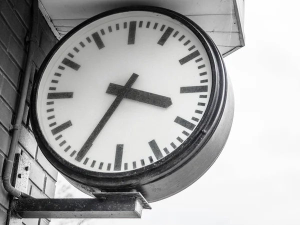 Öffentliche klassische städtische analoge große Uhr hängen mit Dach Bahnhof Terminal, schöne Uhr, Uhr schwarz weiß Ton, Konzept der Zeit, Termin, Frist, Besprechung Geschäft, Reiseplan — Stockfoto