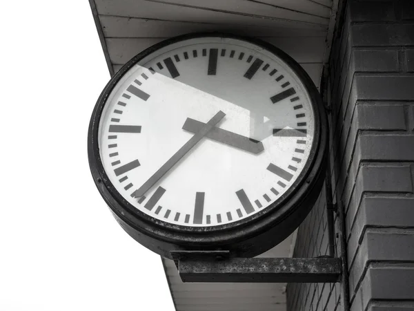 Öffentliche klassische städtische analoge große Uhr hängen mit Dach Bahnhof Terminal, schöne Uhr, Uhr schwarz weiß Ton, Konzept der Zeit, Termin, Frist, Besprechung Geschäft, Reiseplan — Stockfoto