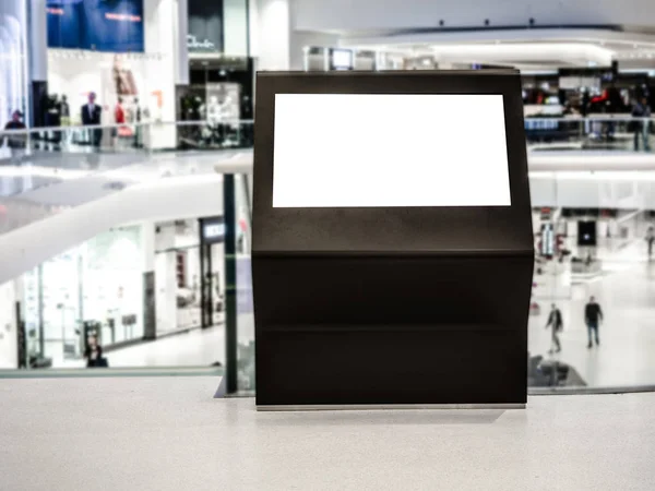 Digitale Medien leerer Schwarzweiß-Bildschirm modernes Panel, Hinweistafel für Werbung Design in einem Einkaufszentrum, Galerie. Attrappe, Attrappe, Attrappe mit verschwommenem Hintergrund, digitaler Kiosk. — Stockfoto