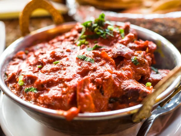 인도 음식 또는 인도 카레에 있는 구리 놋쇠에 동양 그릇, 카레 소스에 치킨 필 레의 조각에서 이전 테이블 사이드 뷰 클로즈업, 인도 음식 세트. — 스톡 사진