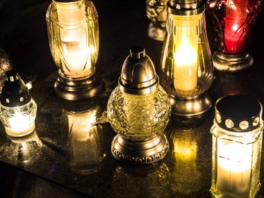 Geceleri mezarlıkta renkli mum lambası yanıyor. 1 Kasım tüm Saints Day, bayram ve metin için boş alan üzerinde Polonya geleneksel mezarlık.