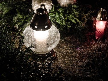 Geceleri mezarlıkta renkli mum lambası yanıyor. 1 Kasım tüm Saints Day, bayram ve metin için boş alan üzerinde Polonya geleneksel mezarlık.