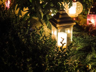 Geceleri mezarlıkta renkli mum lambası yanıyor. 1 Kasım tüm Saints Day, bayram ve metin için boş alan üzerinde Polonya geleneksel mezarlık.