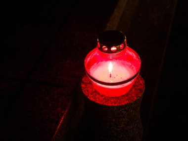 Geceleri mezarlıkta kırmızı mum lambası yanıyor. 1 Kasım tüm Saints Day, bayram ve metin için boş alan üzerinde Polonya geleneksel mezarlık.