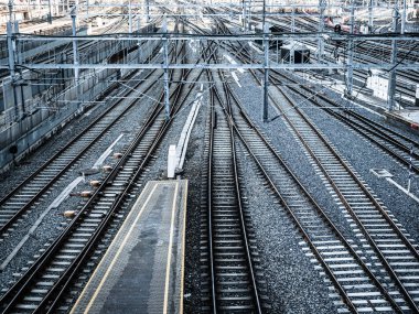 Demiryolu parçaları, yüksek hızlı demiryolu, çoklu demiryolu pist anahtarları, karar için sembolik konsept fotoğraf, ayrılık ve liderlik nitelikleri.
