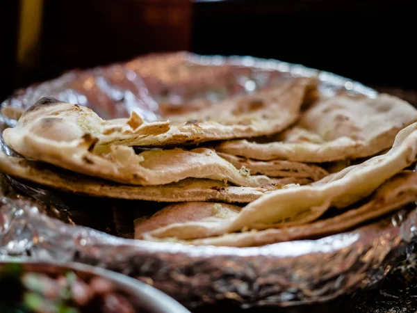 Свежая домашняя индийская кухня Тандури Роти подается в корзине также называется Чапати, лепешки, чеснок Наан или Нан Хлеб на столе . — стоковое фото