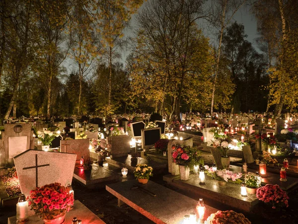 День Всех Святых, Праздник, Торжество, Христианский праздник всех святых, Кладбище украшено свечами ко Дню Всех Святых ночью 1 ноября . — стоковое фото