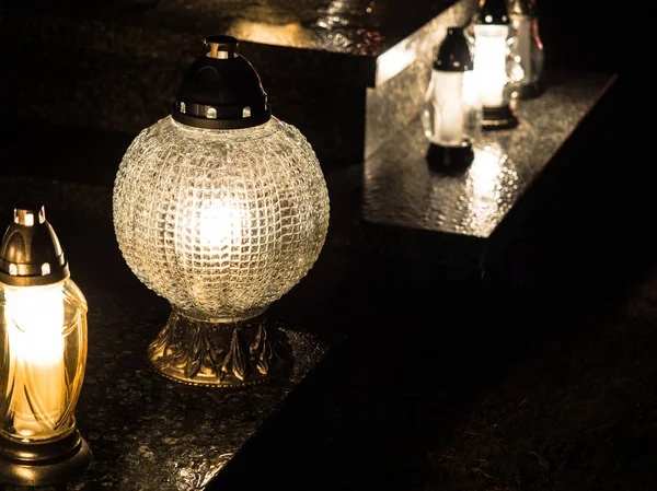 Lámpara de velas de colores ardientes en el cementerio por la noche. 1 de noviembre Día de Todos los Santos, el cementerio tradicional polaco en la fiesta y el espacio vacío para el texto . — Foto de Stock