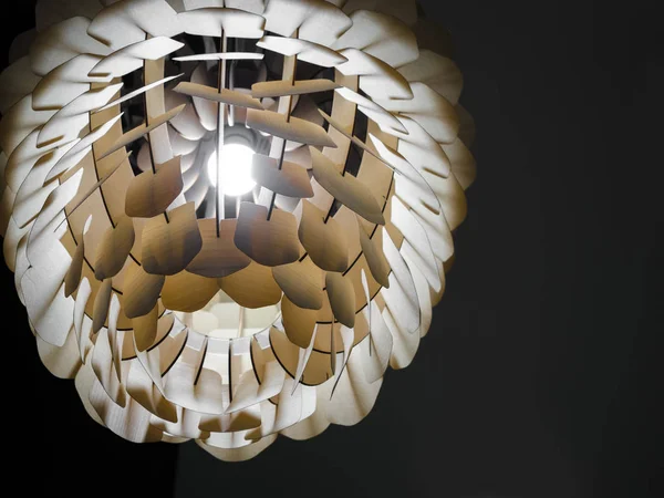 Decoración de lámparas de linterna colgantes en mimbre de madera hecho de bambú, lámpara moderna para interiores con fondo oscuro . — Foto de Stock
