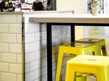 Antika sarı metal sandalyeler ve ahşap masa ile modern iç, kahve dükkanında, Restoran, Bar, hipster tarzı, loft tarzı ve beyaz tuğla duvar.