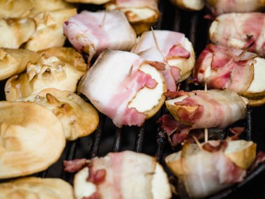 Barbekü üzerinde ' oscypek ' olarak bilinen geleneksel Polonya füme peynir, Polonya 'da bir ızgara üzerinde oscypek füme koyun peyniri, ızgara Polonya peyniri ve pastırma.