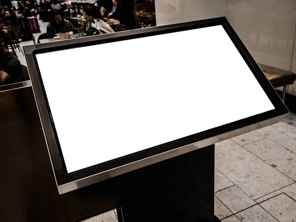 Digitale Medien blank Schwarz-Weiß-Bildschirm modernes Panel, Schild für Werbung Design in einem Einkaufszentrum, Flughafen, Galerie. Attrappe, Attrappe, Attrappe mit verschwommenem Hintergrund, digitaler Kiosk. — Stockfoto