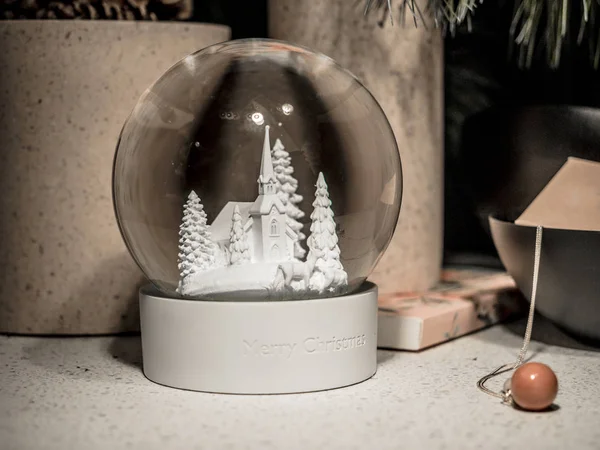 Снежный шар с Рождеством Новый год зимний подарок на белый стол, современная концепция на Рождество . — стоковое фото