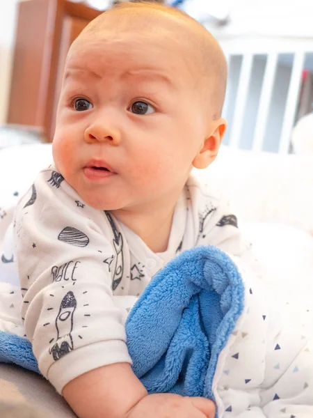 Mignon 3 Mois Vieux Metis Asiatique Garcon Caucasien Regardant Sourire Heureux Ventre Temps Sur Le Ventre Sur Le Lit Enfant Garcon En Bonne Sante Mi Thailandais Mi Polonais Bebe Aime Manger Et Essayer De Mignon 3 Mois Vieux Metis Asiatique Garcon Caucasien Regardant Sourire Heureux Ventre Temps Sur Le Ventre Sur Le Lit Enfant Garcon En Bonne Sante Mi Thailandais Mi Polonais Bebe Aime Manger Et Essayer De