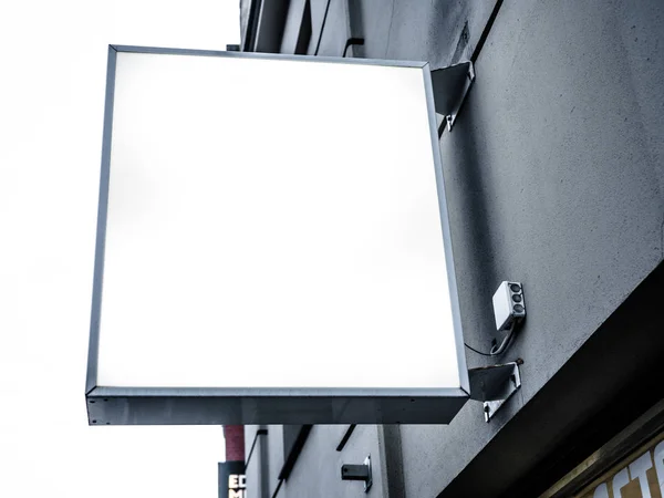 Χλευάσουμε επάνω. Υπαίθρια διαφήμιση, κενό σε εξωτερικούς χώρους billboard, δημόσιες πληροφορίες πίνακα στον τοίχο, πινακίδα στην πλαϊνή όψη κενό λευκό με σκιά ομοίωμα σήμανσης. — Φωτογραφία Αρχείου