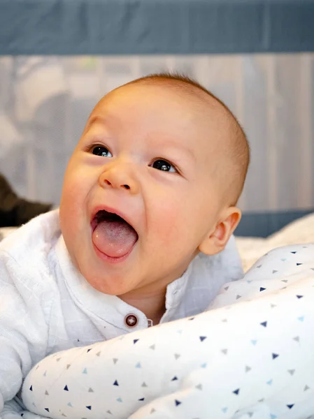 Carino 4 mesi metà razza mista asiatico caucasico ragazzo cercando felice sorridente e ridendo della macchina fotografica, pancia tempo sulla pancia sul letto, bambino sano ragazzo. Metà thailandese metà polacco. Faccia buffa — Foto Stock