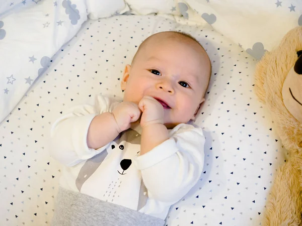 Carino 3 mesi vecchio misto razza asiatico caucasico ragazzo cercando felice sorridente timido e ridendo della fotocamera, bambino sano ragazzo. Metà thailandese metà polacco . — Foto Stock
