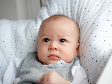 Sevimli 5 ay eski karışık yarım yarış Asya Kafkas çocuk görünümlü mutlu gülümseyen ve gülüyor kamera, sağlıklı çocuk bebek çocuk. Yarım Tay yarım Lehçe. konuşan bebek.