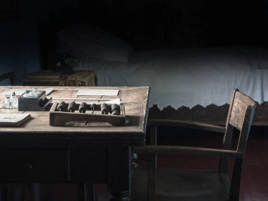 Eski, bağbozumu, Retro Abacus sandalye ile ahşap bir masa üzerinde. hesaplama, para tasarrufu,