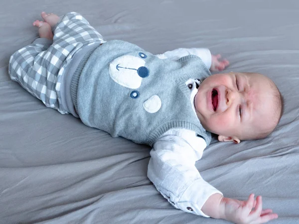 Ευερέθινο, peevish, ενοχλημένος, κλάμα, θυμωμένος μωρό με αρκουδάκι χαριτωμένο 4 μήνες παλιά ανάμεικτη μισή φυλή Ασίας καυκάσιο αγόρι στο κρεβάτι, υγιές παιδί αγοράκι. Μισό ταϊλανδέζικο μισό πολωνικό. — Φωτογραφία Αρχείου
