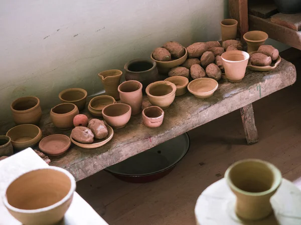 Ceramic handcraft pottery, Craftsman artist making craft, pottery, Shelves in a pottery workshop full of hand crafted dishes and pots made of clay ready for glazing. — Stock Photo, Image