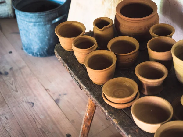 Ceramic handcraft pottery, Craftsman artist making craft, pottery, Shelves in pottery workshop full of hand crafted dishes and pots made of clay ready for glazing. — Stock Photo, Image