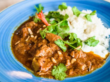 Massaman tavuk ve pirinç, Tay yemek, Tay gıda, tavuk Massaman buğulanmış pirinç ile köri ile köri.