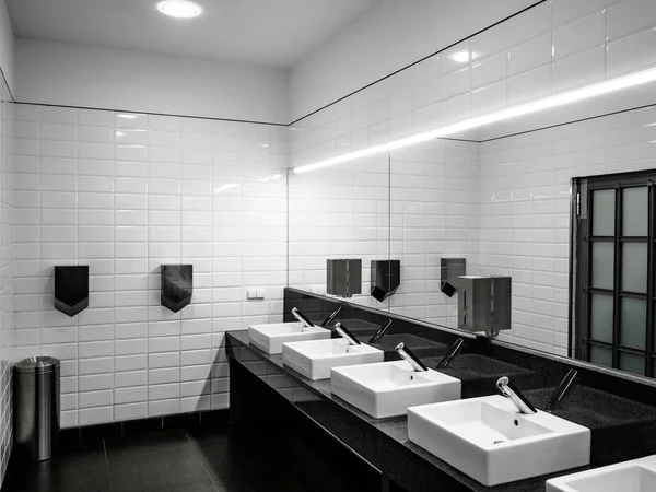 Alışveriş Merkezi, Galeri, alışveriş merkezinde temiz modern tuvalet. Lavabo