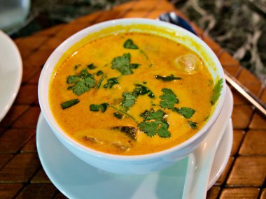 Tom Yam Koong-mantar ile Tay Baharatlı karides veya karides ve limon çim çorbası-yol ile derin odak görüntü