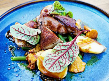 Konsept: restoran menüleri, sağlıklı yeme, ev yapımı, Gourmands, Gluttony. Beyaz plaka domuz madalyon mantar sos ile yıpranmış ahşap masada. yan görünüm, kavrulmuş domuz fileto-bonfile