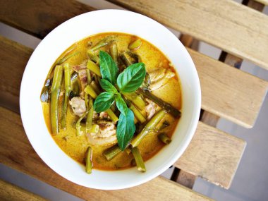 Kaeng Po, Kaeng Tay Poe, bu köri sos genellikle Tamarind konsantre ile yapılır, Hindistan cevizi sütü ve sabah zafer ile kırmızı köri hamur.