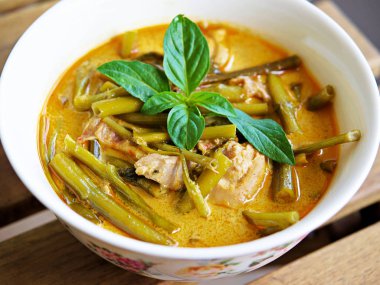 Kaeng Po, Kaeng Tay Poe, bu köri sos genellikle Tamarind konsantre ile yapılır, Hindistan cevizi sütü ve sabah zafer ile kırmızı köri hamur.