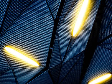 Metal tavana soyut floresan ışık lambaları.