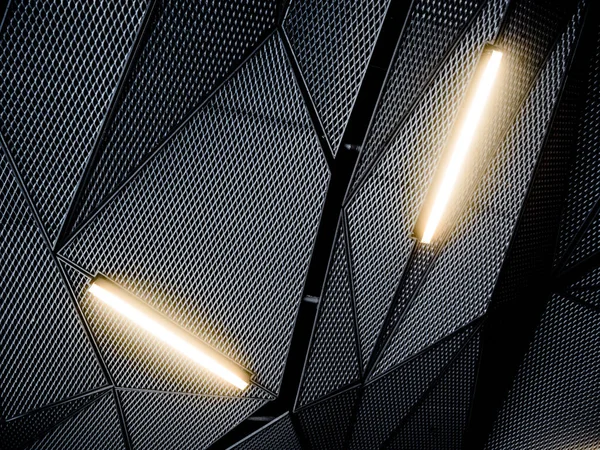 Абстрактні люмінесцентні лампи на металевій стелі . — стокове фото